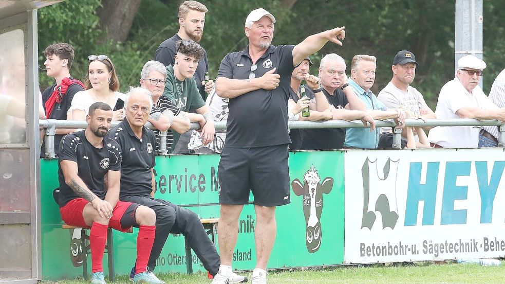 Bis zum Saisonende weist Trainer Jürgen Zimmermann den Spielern von Germania Wiesmoor den Weg. Dann ist Schluss. Ebenso gibt auch Co-Trainer Detlef Nietsch (rechts auf der Trainerbank) sein Amt auf. Foto: Wilfried Gronewold