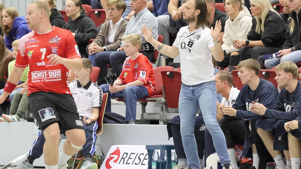 OHV-Trainer Sven Suton (rechts) verfolgt das Geschehen häufig im Stehen. Er treibt seine Spieler verbal und gestikulierend an. Das dürfte auch am Sonnabend beim Gastspiel der Auricher Drittligahandballer in Hagen nicht anders sein. Foto: Helmut Vortanz