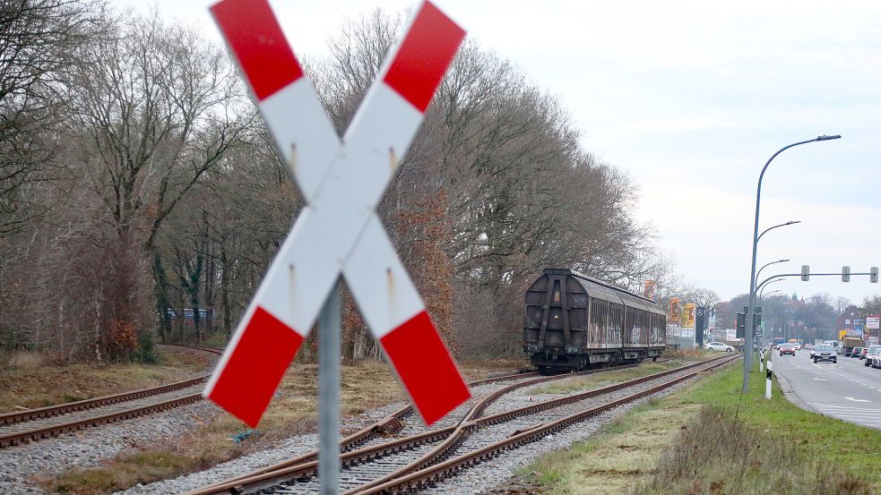 Auf den Schienen entlang der Emder Straße bewegt sich seit langer Zeit nicht viel. Ob hier jemals wieder Personenzüge fahren, bleibt weiter offen. Foto: Romuald Banik