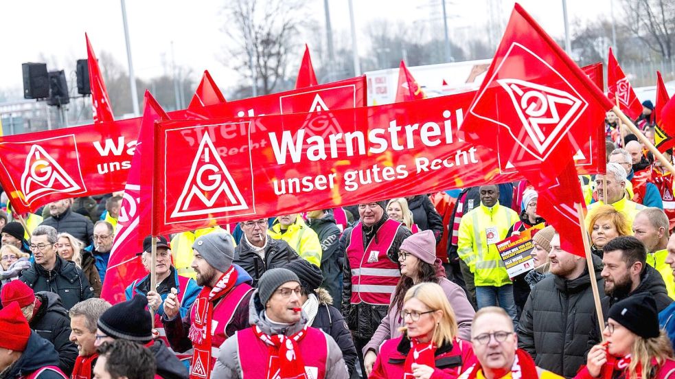 Bereits am vergangenen Montag waren bei VW fast 100.000 Mitarbeiter an neun Standorten in den Warnstreik getreten Foto: Sina Schuldt/dpa