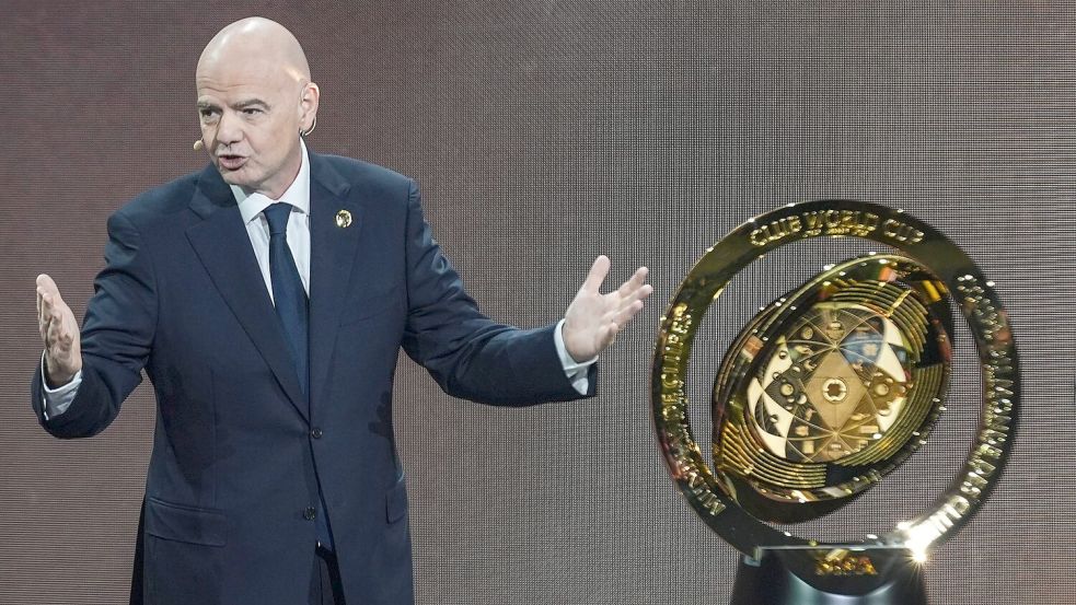 FIFA-Präsident Gianni Infantino bei der Auslosung mit der WM-Trophäe. Foto: Rebecca Blackwell/AP/dpa