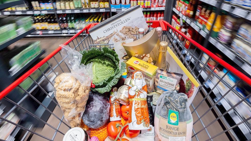 Viele Kunden wollen beim Weihnachtseinkauf in diesem Jahr auf günstigere Preise achten. Foto: Rolf Vennenbernd/dpa