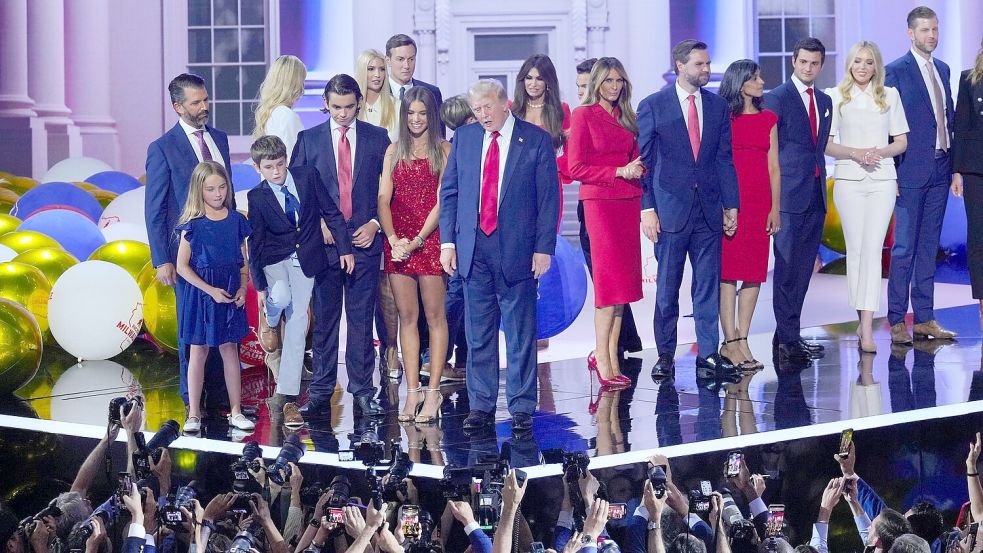 Donald Trump im Kreise seiner Familie beim Parteitag der Republikaner in Milwaukee. (Archivbild) Foto: J. Scott Applewhite/AP/dpa