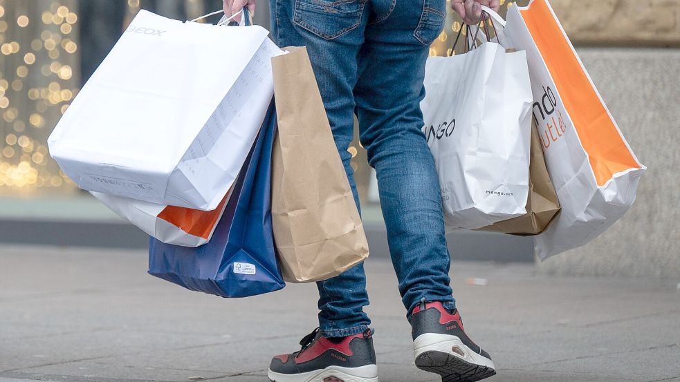 Großeinkauf vor Weihnachten: Nur eine Minderheit ist bereit, für nachhaltige Geschenke deutlich mehr zu bezahlen. Foto: Evelyn Denich/dpa