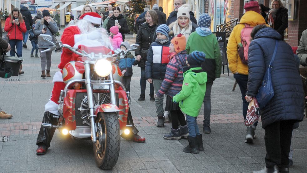 Legendäre Aktion aus 2022: Auch in diesem Jahr kommt der Nikolaus wieder mit einem richtig heißen „Schlitten“ nach Aurich. Seine Tour beginnt heute um 15 Uhr am Hotel am Schloss in Aurich. Foto: Udo Hippen