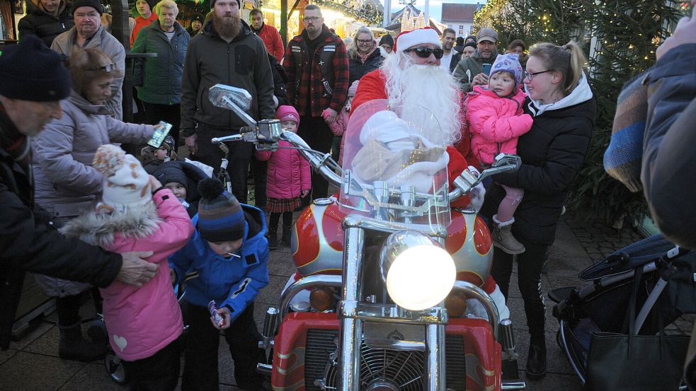 Umringter Star auf dem Weihnachtszauber 2022: Bei seiner Tour durch die Auricher Innenstadt kam der Nikolaus auf seiner 502 PS starken „Boss Hoss“ nur sehr langsam voran. Foto: Udo Hippen