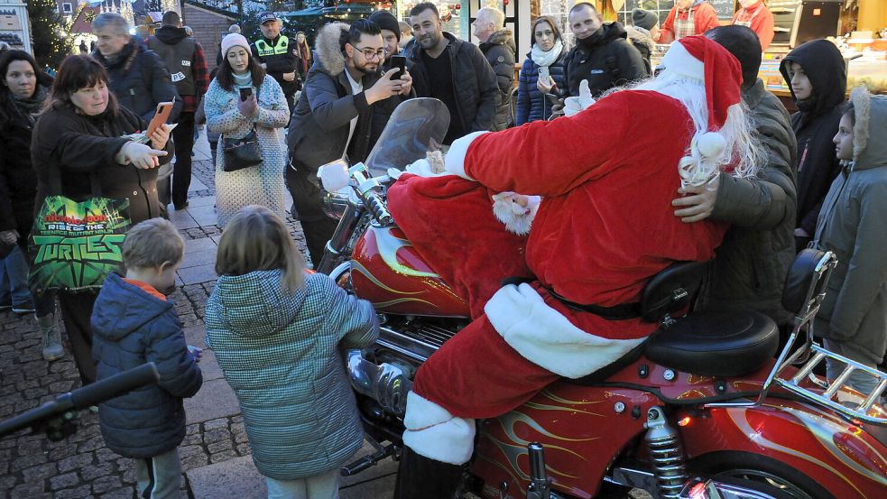 Beliebtes Fotoobjekt: Viele Besucher des Weihnachtszaubers 2022 wollten ein Selfie mit dem Nikolaus machen. Heute Nachmittag ab 15 Uhr haben die Auricher wieder die Gelegenheit dazu. Foto: Udo Hippen