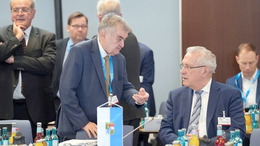 Bayerns Innenminister Joachim Herrmann (CSU, rechts im Bild), hier im Gespräch mit NRW-Innenminister Herbert Reul (CDU), dringt auf umfassende Zurückweisungen an den deutschen Grenzen. Foto: Soeren Stache/dpa