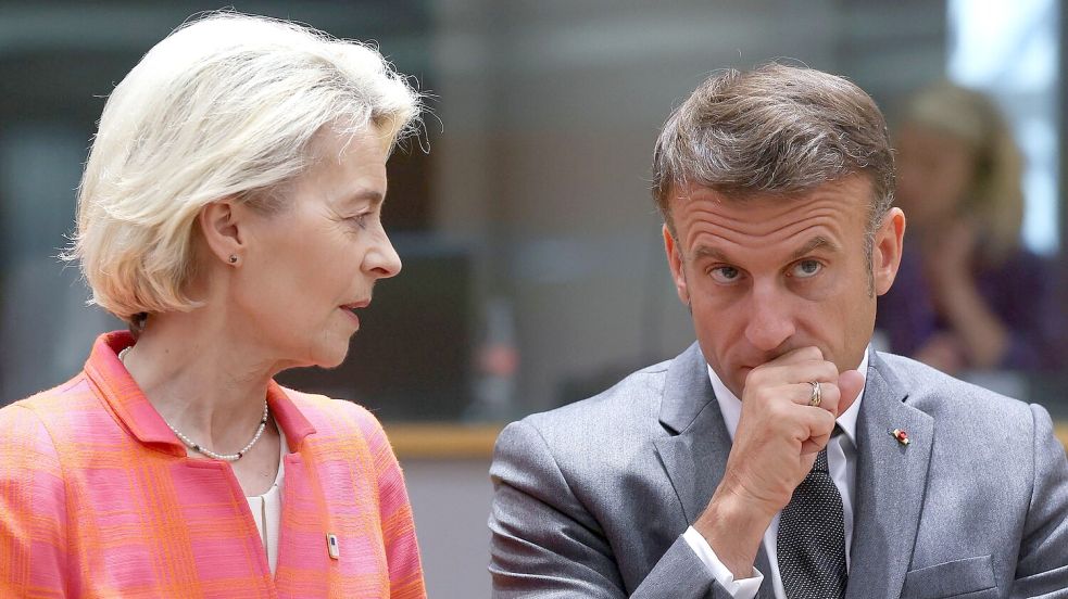 Nicht einer Meinung: Ursula von der Leyen will das Abkommen abschließen, der französische Präsident Emmanuel Macron nicht. (Archivbild) Foto: Olivier Hoslet/Pool EPA/AP/dpa