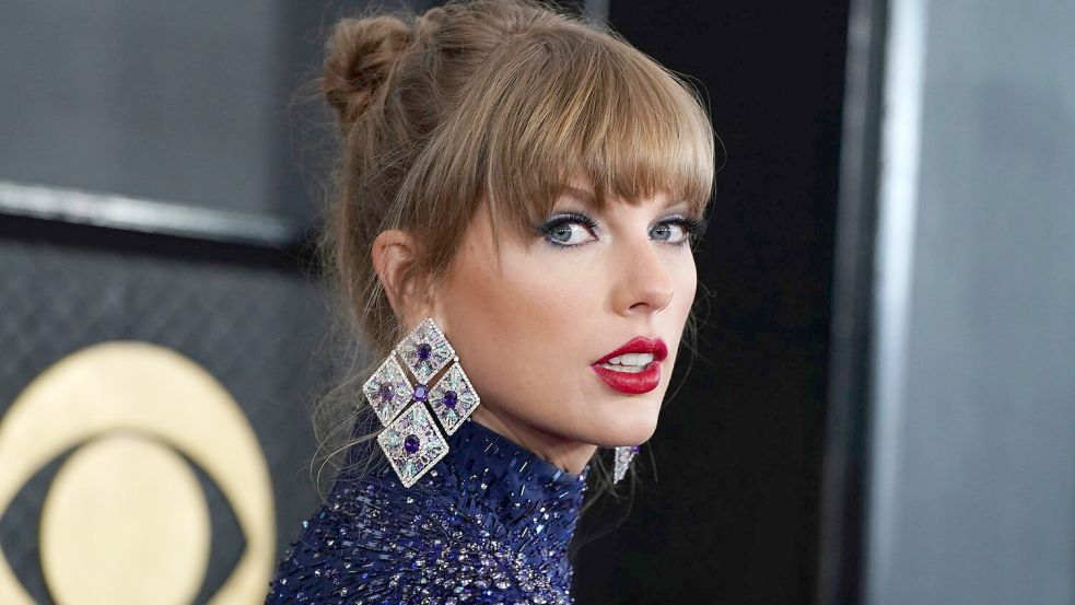 Mit „The Tortured Poets Department“ führt Taylor Swift bei den Alben die offiziellen deutschen Jahrescharts an. (Archivbild) Foto: Jordan Strauss/AP/dpa