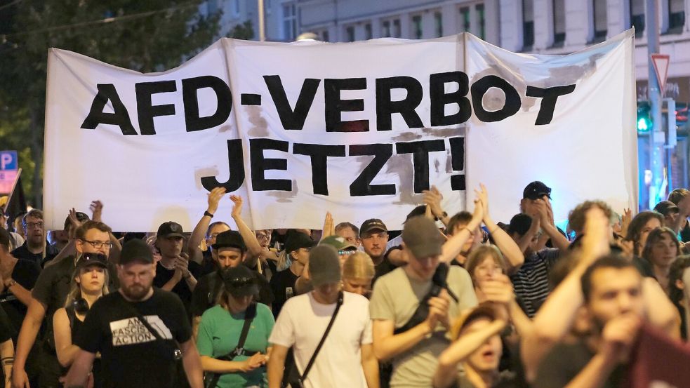 Bei Demonstrationen wird häufig der Ruf nach einem Verbot der AfD laut. Über einen Verbotsantrag müsste in jedem Fall das Bundesverfassungsgericht entscheiden. Foto: Sebastian Willnow/dpa