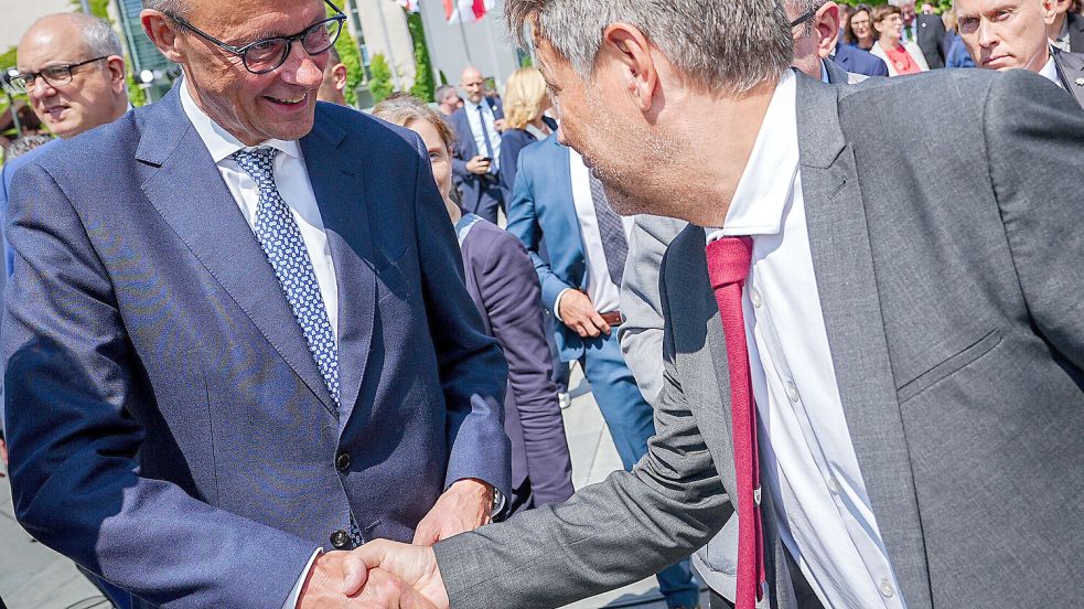 Reichen sich die Hand: CDU-Chef Friedrich Merz und Grünen-Vizekanzler Robert Habeck anlässlich des Staatsaktes zu 75. Jahre Grundgesetz. Foto: dpa/Kay Nietfeld