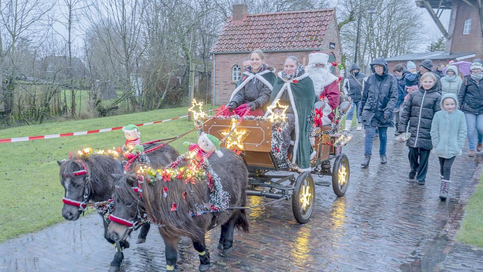 Mit einer liebevoll geschmückten Kutsche fuhr der Nikolaus durch Leezdorf. Foto: Folkert Bents