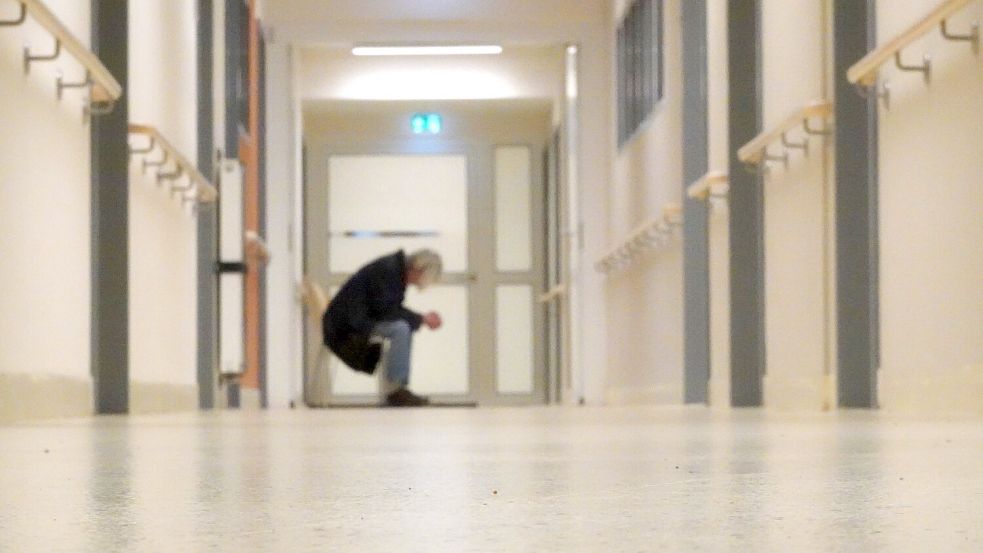 Geht es um Einweisungen gegen den Willen der Patientinnen und Patienten in ein Krankenhaus, gibt es keine Unterschiede zwischen Ärztinnen und Ärzten (Symbolfoto). Foto: Tim Vogel/dpa