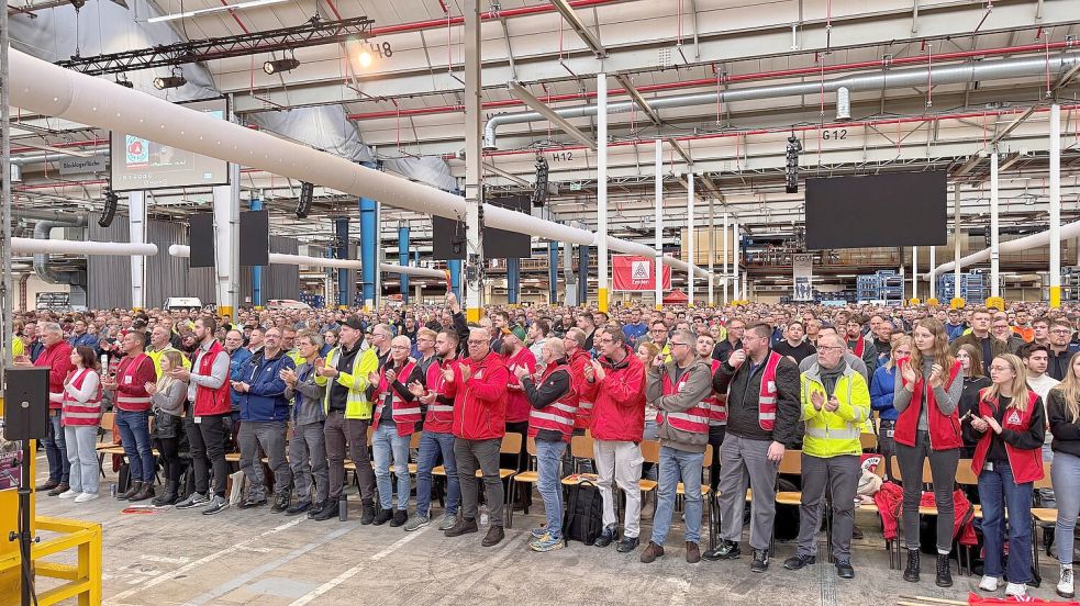 Die Halle ist proppevoll, die VW-Werker demonstrieren Streikbereitschaft: Auf der Betriebsversammlung bei VW Emden sind am Freitag klare Worte gefallen. Foto: Betriebsrat Volkswagen Werk Emden