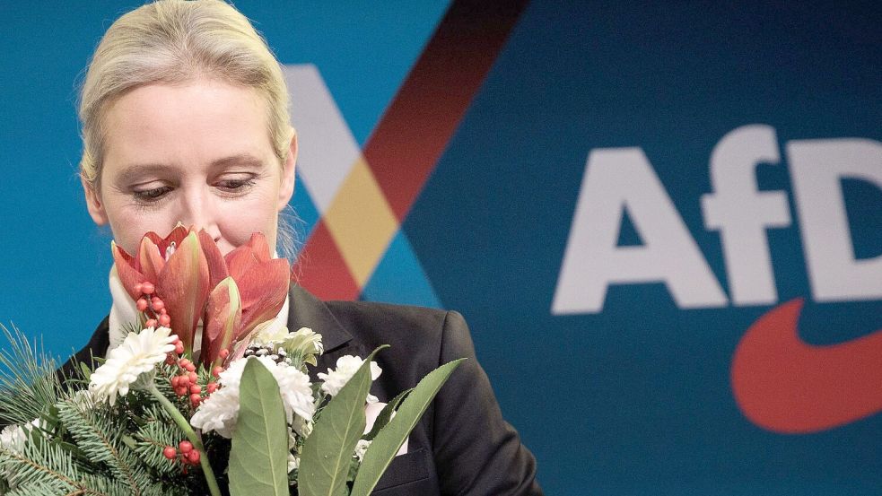 Von Co-Parteichef Tino Chrupalla gab es Blumen. Er tritt für den Wahlkampf einen Schritt zurück. Foto: Carsten Koall/dpa