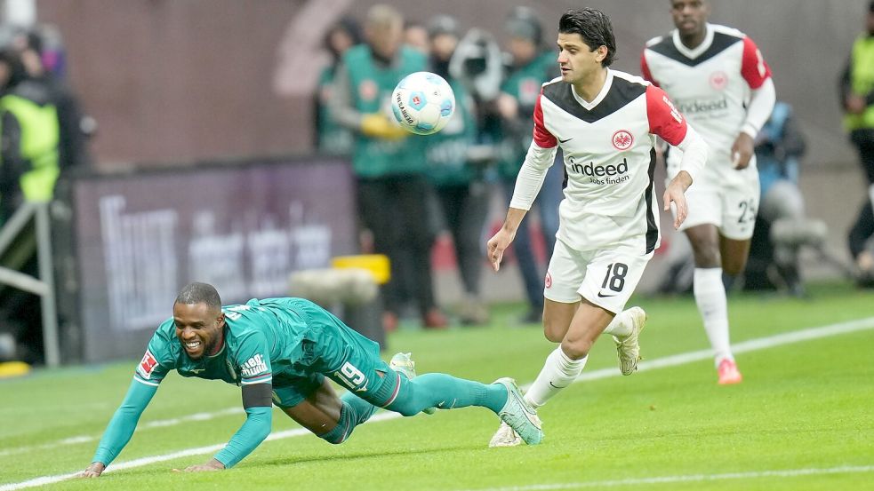 Schwerer Stand gegen Mahmoud Dahoud: Frank Onyeka (li.) Foto: Thomas Frey/dpa