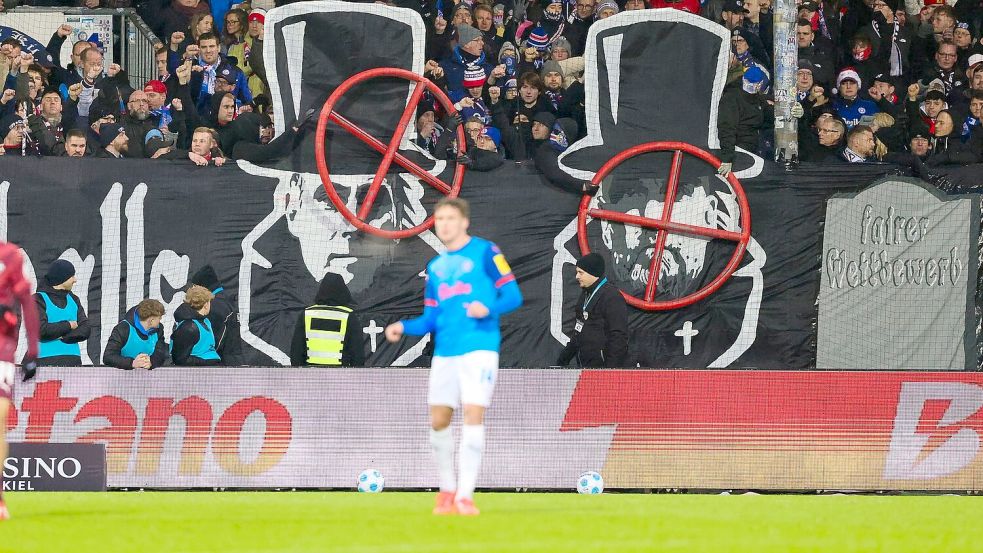 Die geschmacklosen Fanplakate könnten wir Holstein Kiel noch Konsequenzen haben. Foto: Frank Molter/dpa