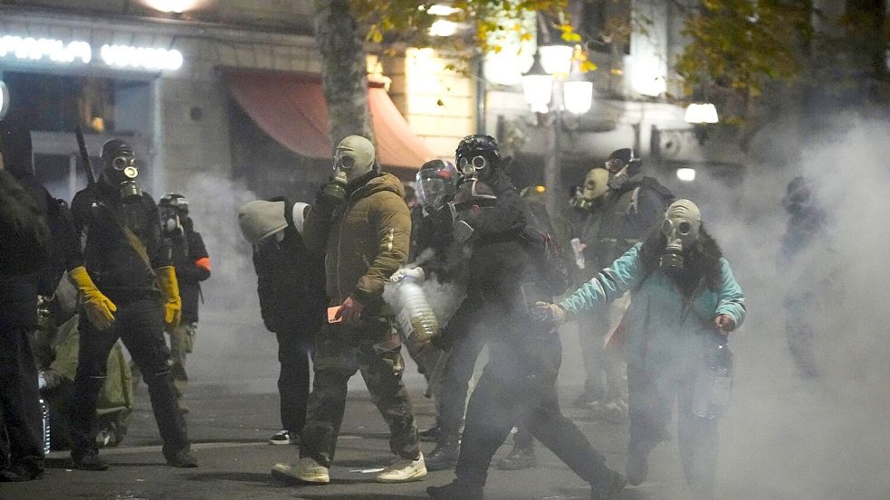 Seit Tagen kommt es bei den proeuropäischen Protesten in Georgien auch zu Gewalt. Foto: Pavel Bednyakov/AP/dpa