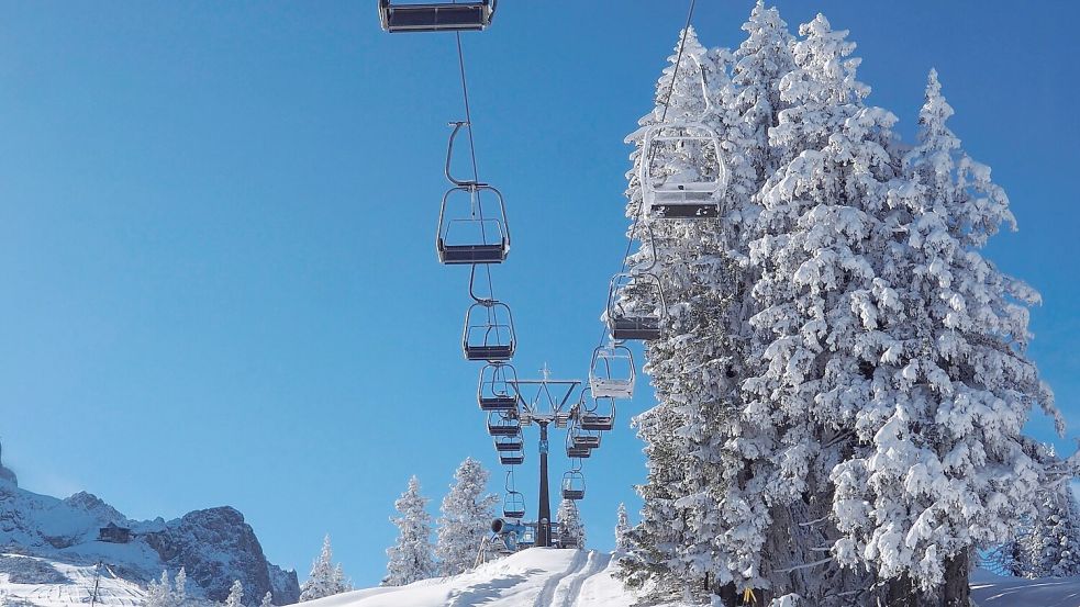 Ein leerer Sessellift im noch nicht geöffneten Skigebiet von Garmisch-Partenkirchen. Die Vorbereitungen für die Saisoneröffnung laufen, doch nach zwei guten Jahren könnte die Zahl der Wintergäste in den Alpen krisenbedingt sinken. Foto: Carsten Hoefer/dpa