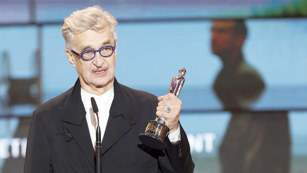 Der deutsche Regisseur Wim Wenders wurde für sein Lebenswerk geehrt. Foto: Michael Buholzer/KEYSTONE/dpa