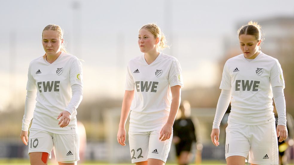 Enttäuschte Gesichter bei den Auricher B-Juniorinnen Teresa Frizberg (von links), Janne Buck und Lucy Marleen Minne nach dem Pokal-Aus bei Bayer Leverkusen. Fotos: Aylin Rewohl