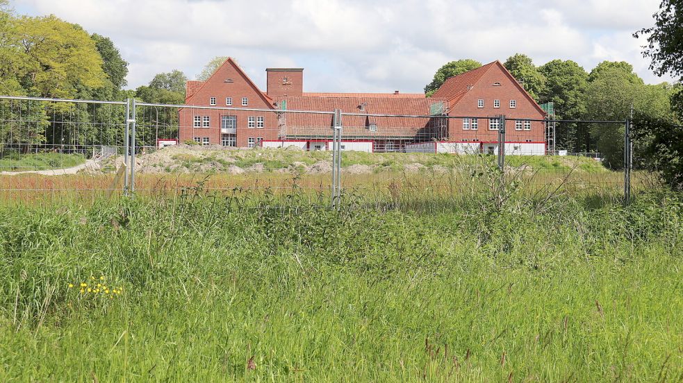 Blick auf das Kasernengelände vom Hoheberger Weg aus im Sommer 2023: Platz wäre vorhanden für ein großes Feuerwehrgebäude. Foto: Heino Hermanns