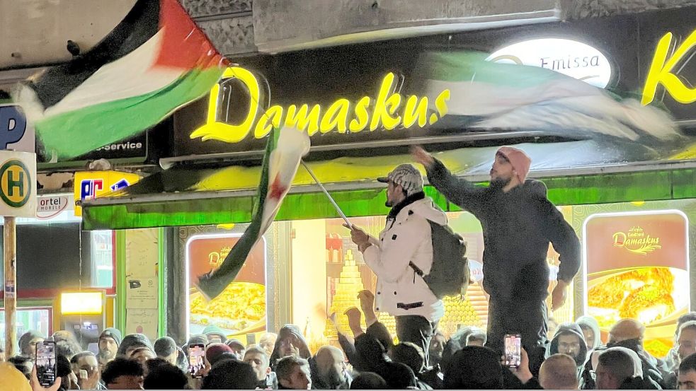 Das Ende der Assad-Diktatur herbeigesehnt: Syrer haben sich im Berliner Bezirk Neukölln vor der Bäckerei Damaskus versammelt. Foto: dpa/Julius-Christian Schreiner