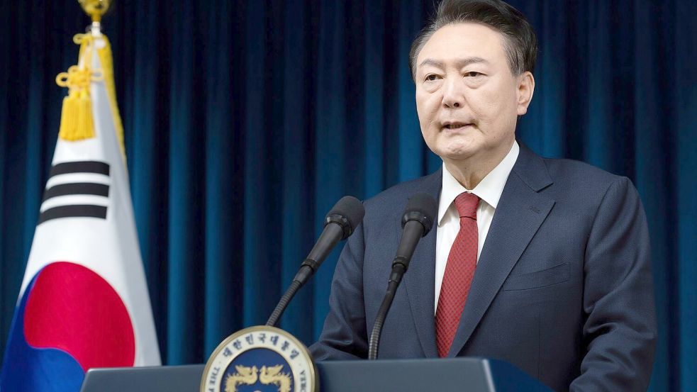 Der südkoreanische Präsident Yoon Suk Yeol spricht im Präsidialamt in Seoul, Südkorea. Am Montag hat das Justizministerium eine Ausreisesperre gegen Yoon verhängt. (Archivbild) Foto: South Korean President Office/Yonhap via AP/dpa