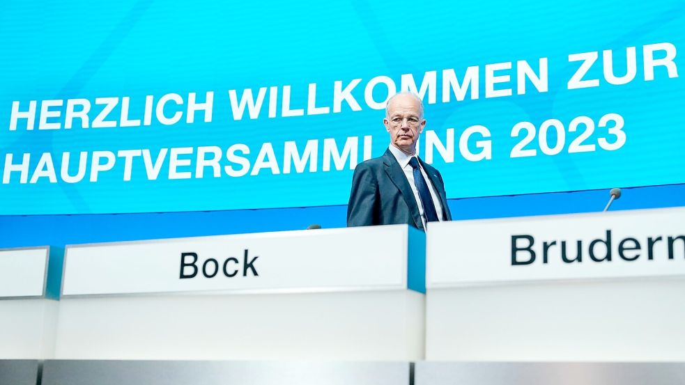 Der Chef des BASF-Aufsichtsrats, Kurt Bock, vor der Hauptversammlung im Jahr 2023. Foto: Uwe Anspach/dpa