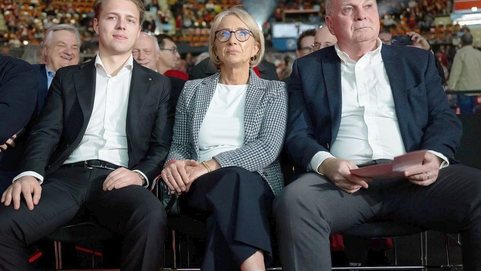 Witwe Heidi Beckenbauer und ihr Sohn (l) sind bei der Versammlung dabei. Foto: Sven Hoppe/dpa