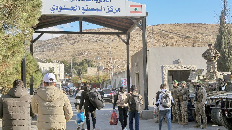 Schon wenige Stunden nach dem Ende der Assad-Herrschaft machen sich Flüchtlinge aus den Nachbarstaaten Libanon, Jordanien und Türkei auf den Weg zurück in die Heimat. Foto: Marwan Naamani/dpa