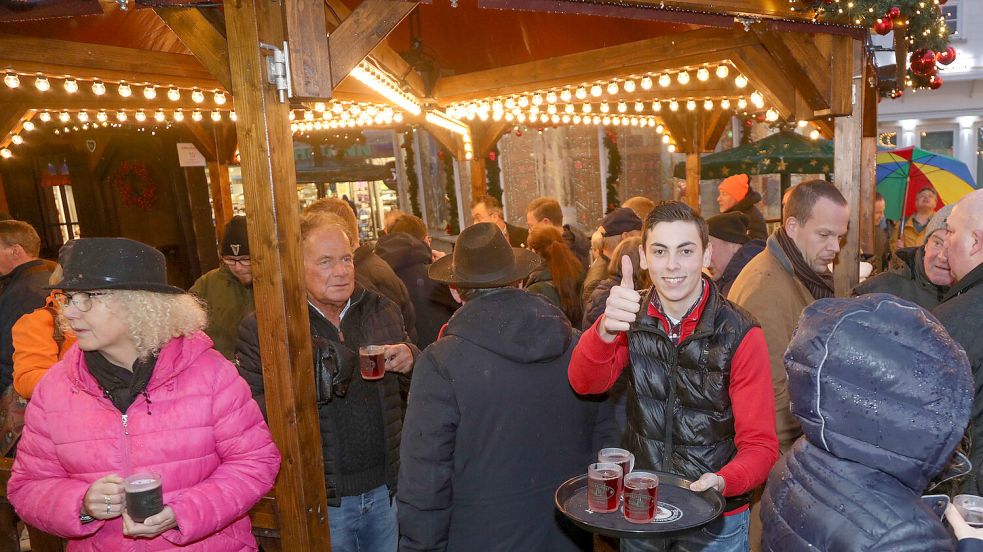 Glühwein & Co. sind beliebt - auch auf dem Auricher Weihnachtszauber. Regelmäßige Kontrollen sollen die gleichbleibende Qualität der angebotenen Leckereien gewährleisten. Foto: Romuald Banik