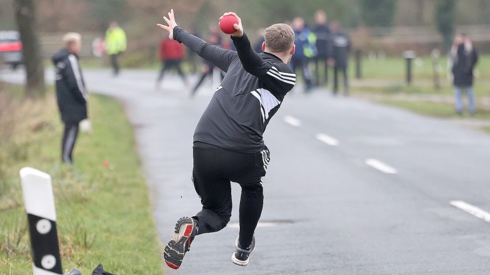 Im Heimspiel der Leegmoorer Boßler gegen Stedesdorf machten die Gummigruppen den Unterschied aus. Fotos: Wilfried Gronewold