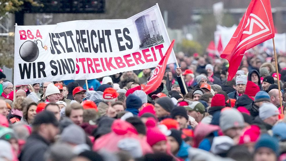 Begleitet von einem flächendeckenden Warnstreik waren beide Seiten in Wolfsburg zu ihrer vierten Tarifrunde zusammengekommen. Foto: Martin Meissner/AP POOL/dpa