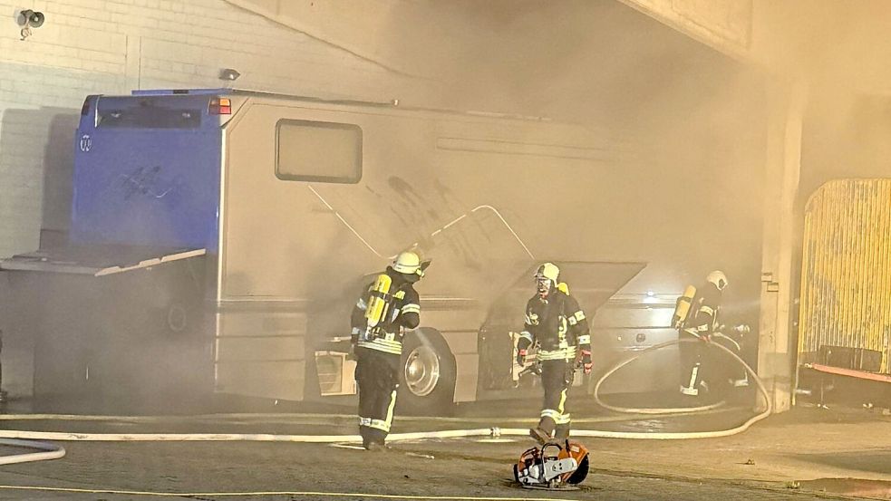 Ein Wohnmobil ist am Montagmorgen in Pfalzdorf in Brand geraten. Der Schaden wird auf 500.000 Euro geschätzt. Foto: Feuerwehr