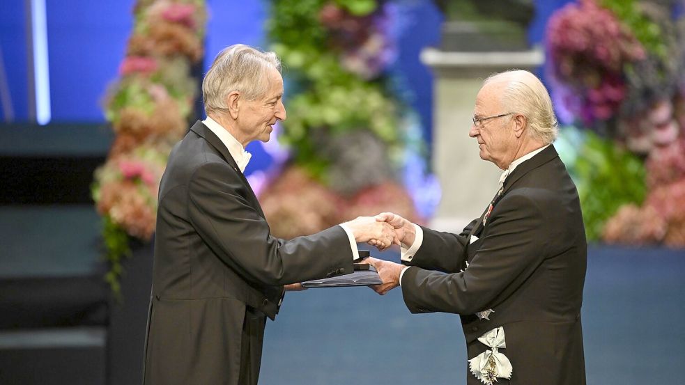 Einer der Preisträger: Der KI-Grundlagenforscher Geoffrey Hinton, der hier den Nobelpreis von König Carl Gustaf überreicht bekommt. Foto: Pontus Lundahl/TT News Agency via AP/dpa