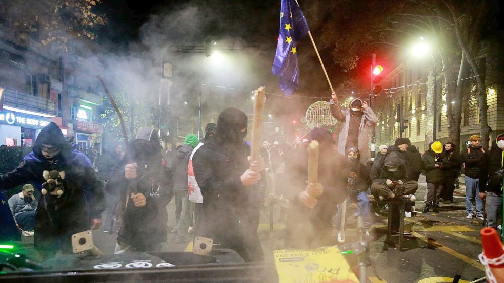 Seit Tagen kommt es in Georgien zu proeuropäischen Protesten - teils auch mit Gewalt. Foto: Zurab Tsertsvadze/AP/dpa