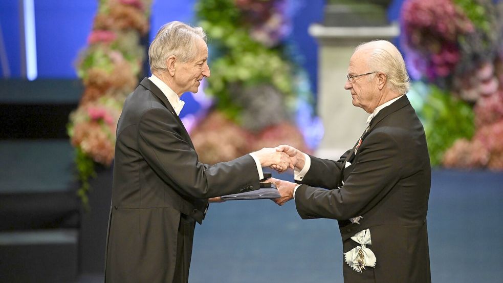 Einer der Preisträger: Der KI-Grundlagenforscher Geoffrey Hinton, der hier den Nobelpreis von König Carl Gustaf überreicht bekommt. Foto: Pontus Lundahl/TT News Agency via AP/dpa