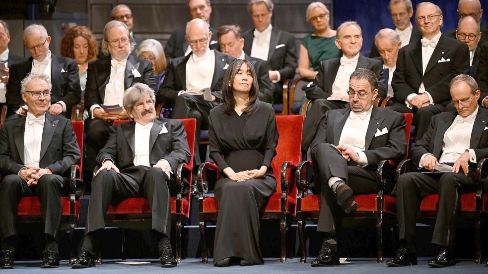 Die Südkoreanerin Han Kang (Mitte) ist die diesjährige Literaturnobelpreisträgerin. Foto: Henrik Montgomery/TT News Agency/AP