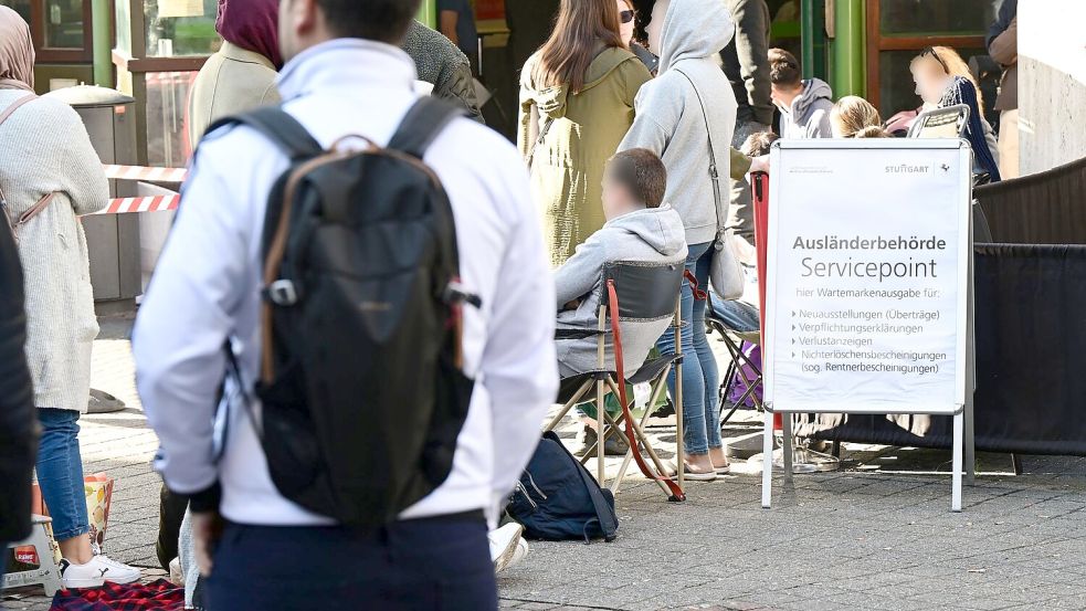 Durch verkürzte Fristen für Einbürgerungen und die neue Regelung zum Doppelpass dürfte die Zahl derjenigen, die deutsche Staatsbürger werden, erst einmal weiter steigen. Ob die Reform nach der Bundestagswahl Bestand haben wird, ist noch offen. (Archivbild) Foto: Bernd Weißbrod/dpa