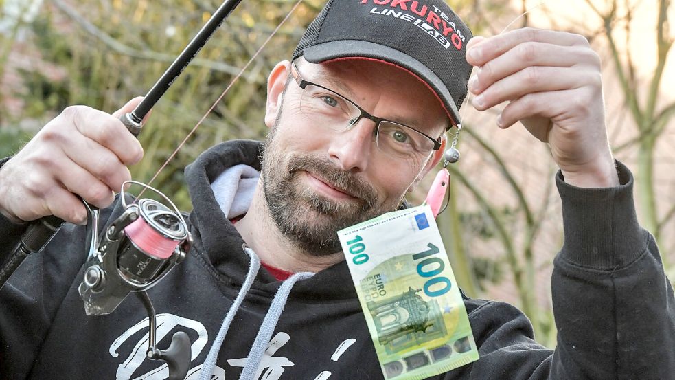 Aufruf zum Spenden: Symbolisch nimmt Lars Extra einen 100-Euro-Schein an die Angel. Foto: Archiv/Ortgies