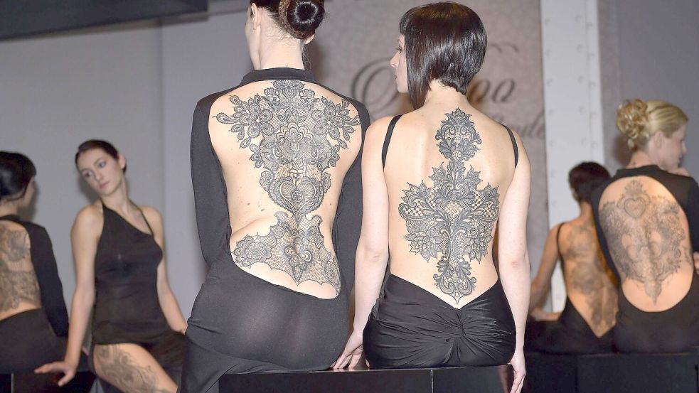 Je mehr Tattoos sie hatten, desto unattraktiver wurden Models bei einer Studie bewertet. (Archivbild) Foto: picture alliance / dpa