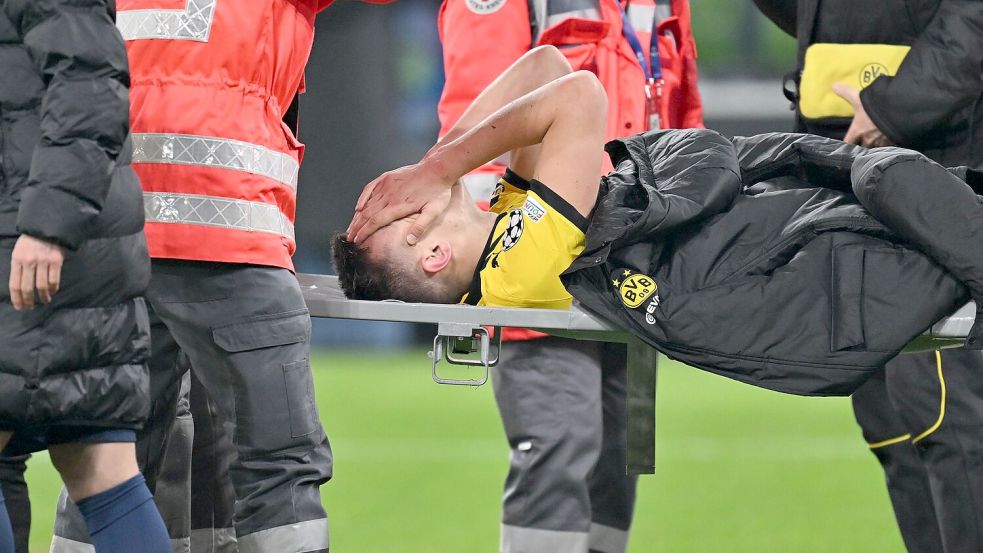 Nico Schlotterbeck verletzt sich kurz vor dem Abpfiff. Foto: Bernd Thissen/dpa