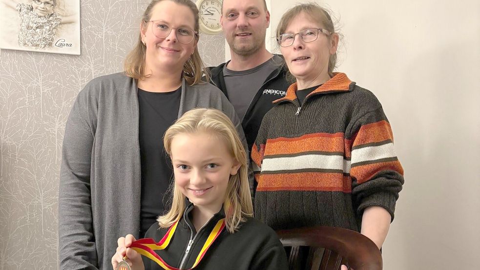 Die 12-jährige Larissa Barkowski präsentiert ihre Lieblingsmedaille im Kreise ihrer Eltern Claudia und Stefan Barkowski sowie ihrer Trainerin Manuela Köster (rechts). Foto: Wolf-Rüdiger Saathoff