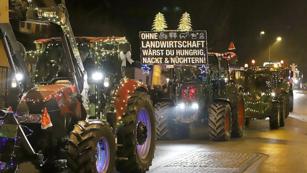 Dieser Konvoi mit rund hundert beleuchteten Traktoren ist durch das Bergische Land gerollt. Die teilnehmenden Landwirte wollten damit ebenso wie die Moormerlander auf die Nöte und die Bedeutung ihres Berufsstandes hinweisen und Licht in das Dunkel der Jahreszeit bringen. Foto: DPA