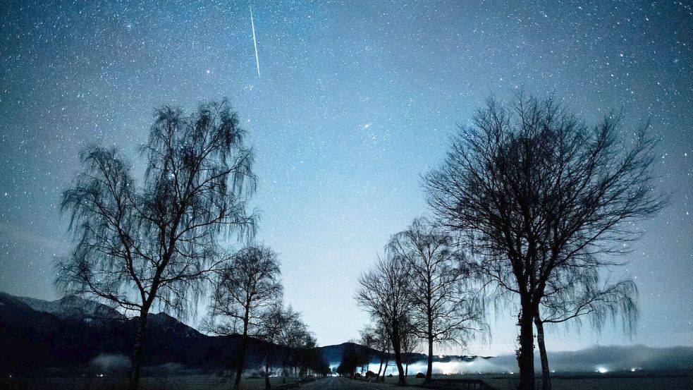 Die Sternschnuppen im Dezember tauchen am ganzen Himmel auf, der Ausstrahlungspunkt ist das Sternbild Zwillinge. (Archivbild) Foto: Matthias Balk/dpa