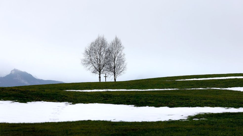 Schnee und Glätte in den Hochlagen, sonst Regen und mildere Temperaturen lautet die Wettervorhersage für das kommende Wochenende (Archivbild). Foto: Karl-Josef Hildenbrand/dpa