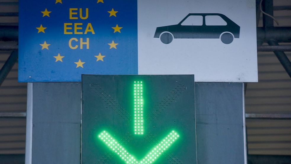 Reisende müssen an der Landgrenze zu Bulgarien und Rumänien bald keinen Reisepass mehr vorzeigen. (Archivbild) Foto: Uncredited/AP/dpa