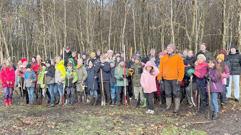 Mehr als 60 Schüler, dazu Eltern und Lehrer, beteiligten sich an der Pflanzaktion. Foto: privat